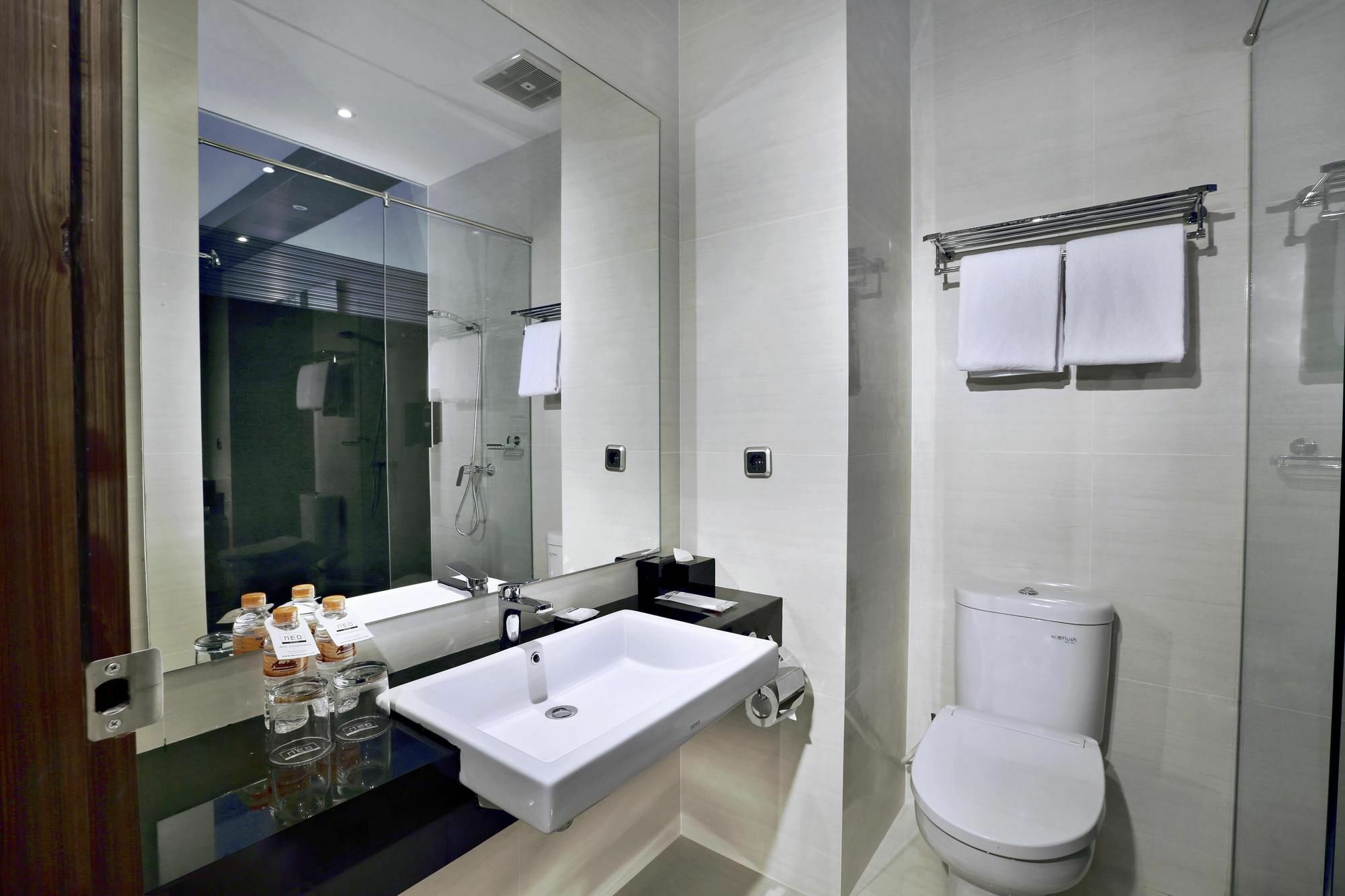 Neo Dipatiukur Bandung By Aston Hotel Exterior foto